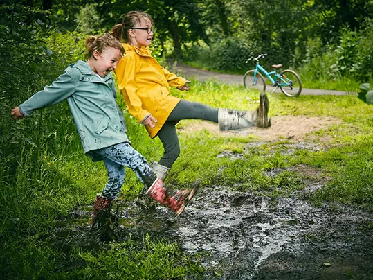 Spelende kinderen in de blubber 